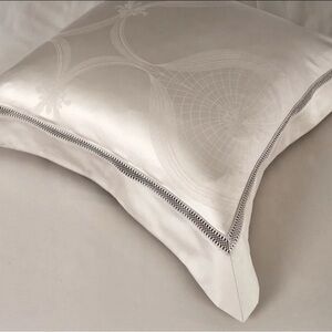 Elegant Cream Duvet Cover with Decorative Flange